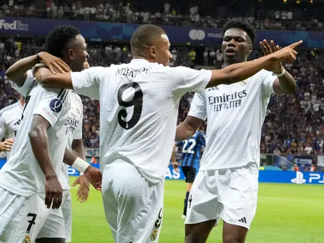 Kylian Mbappé oslavuje gól so spoluhráčmi v zápase Superpohára UEFA Real Madrid - Atalanta Bergamo.