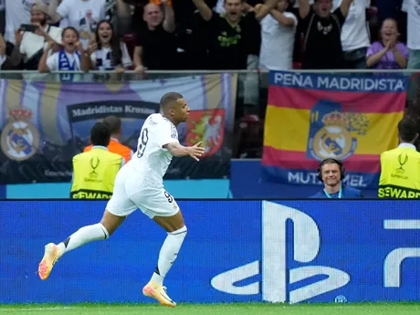 Kylian Mbappé oslavuje gól v zápase Superpohára UEFA Real Madrid - Atalanta Bergamo.