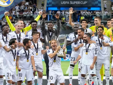 Futbalisti Realu Madrid oslavujú po triumfe nad Atalanta Bergamo 2:0 zisk Superpohára UEFA.