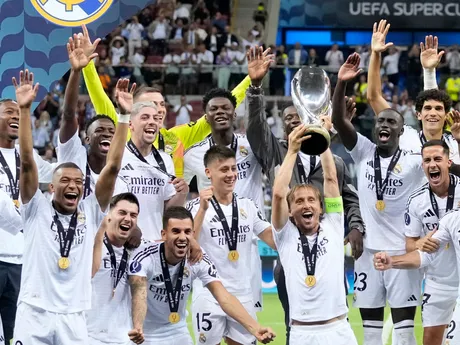 Futbalisti Realu Madrid oslavujú po triumfe nad Atalanta Bergamo 2:0 zisk Superpohára UEFA.