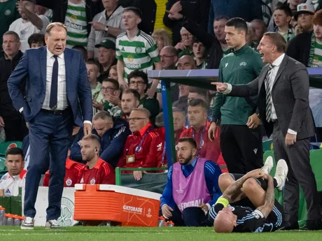 Tréneri Vladimír Weiss st., Brendan Rodgers a na trávniku leží Vladimír Weiss ml. v zápase Celtic Glasgow - ŠK Slovan Bratislava v 1. kole ligovej fázy Ligy majstrov.