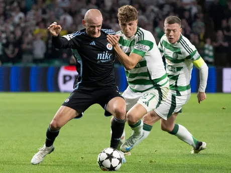 Vladimír Weiss ml. (vľavo) a Arne Engels v zápase Celtic Glasgow - ŠK Slovan Bratislava v 1. kole ligovej fázy Ligy majstrov.