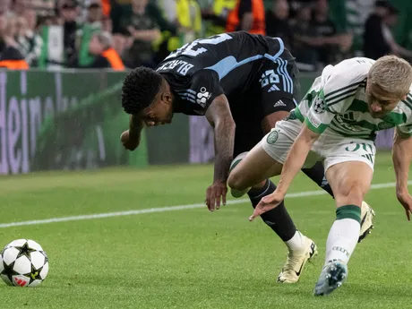 Cesar Blackman (vľavo) a Daizen Maeda v zápase Celtic Glasgow - ŠK Slovan Bratislava v 1. kole ligovej fázy Ligy majstrov. 