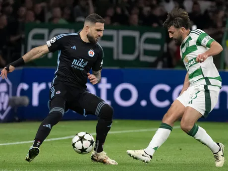 Tigran Barseghjan (vľavo) a Greg Taylor v zápase Celtic Glasgow - ŠK Slovan Bratislava v 1. kole ligovej fázy Ligy majstrov.