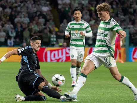 Marko Tolič (vľavo) a Arne Engels v zápase Celtic Glasgow - ŠK Slovan Bratislava v 1. kole ligovej fázy Ligy majstrov.