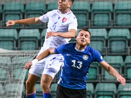 Adam Obert (vľavo) a Joonas Tamm v zápase Estónsko - Slovensko v skupine 1 C-divízie Ligy národov.