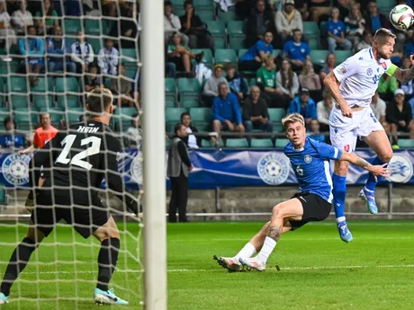 Brankár Karl Hein, Milan Škriniar a Michael Schjönning-Larsen v zápase Estónsko - Slovensko v skupine 1 C-divízie Ligy národov.