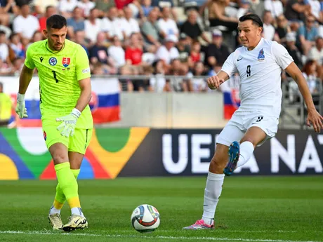 Martin Dúbravka a Renat Dadašov počas zápasu Slovensko - Azerbajdžan v 2. kole C-divízie 1. skupiny Ligy národov.