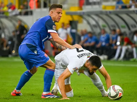 Tomáš Suslov a Tural Bajramov v súboji o loptu počas zápasu Slovensko - Azerbajdžan v 2. kole C-divízie 1. skupiny Ligy národov.