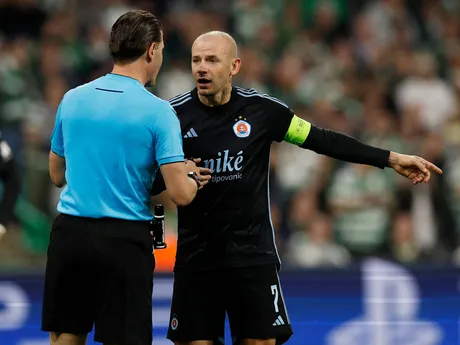 Vladimír Weiss ml. s rozhodcom Dannym Makkeliem v zápase Celtic - Slovan Bratislava. 