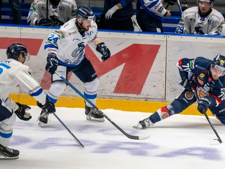 Markus Suchý, Aurel Nauš (obaja Poprad) a Marek Hecl (Zvolen) počas zápasu 1. kola hokejovej Tipos extraligy HK Poprad - HKM Zvolen.