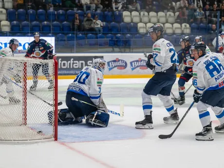 Na snímke gólová akcia Zvolena, zľava v bránke Adam Vay (Poprad), Adam Cracknell, autor gólu Kyle Laine Olson (Zvolen) a Daniel Brejčák (Poprad) počas zápasu 1. kola hokejovej Tipos extraligy HK Poprad - HKM Zvolen.