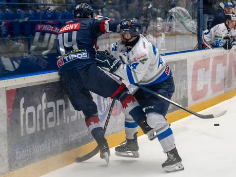 Zľava Jimmy Oligny (Zvolen) a Aurel Nauš (Poprad) počas zápasu 1. kola hokejovej Tipos extraligy HK Poprad - HKM Zvolen.