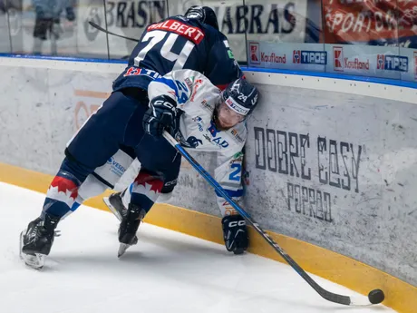 Tľava Nathanael Halbert (Zvolen) a Aurel Nauš (Poprad) počas zápasu 1. kola hokejovej Tipos extraligy HK Poprad - HKM Zvolen.