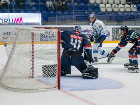 Gólová akcia Popradu, zľava v bránke Pavel Kantor (Zvolen), autor tretieho gólu Orrin Centazzo (Poprad) a Jimmy Oligny (Zvolen) počas zápasu 1. kola hokejovej Tipos extraligy HK Poprad - HKM Zvolen.