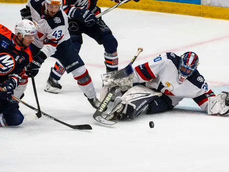 Zľava Michal Kabáč (Michalovce), Patrik Maier a  brankár Denis Godla (obidvaja Slovan) počas 2. kola Tipos extraligy HC Slovan Bratislava - HK Dukla Ingema Michalovce.