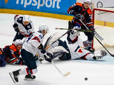 Zľava Michal Kabáč (Michalovce), Patrik Maier, Samuel Takáč, brankár Denis Godla (všetci Slovan) a Topi Rönni (Michalovce) počas 2. kola Tipos extraligy HC Slovan Bratislava - HK Dukla Ingema Michalovce.