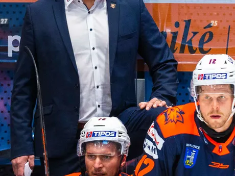 Tréner HK Dukla Ingema Michalovce Tomek Valtonen počas 2. kola Tipos extraligy HC Slovan Bratislava - HK Dukla Ingema Michalovce.