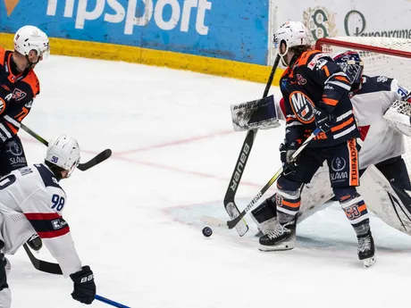 Zľava Michal Kabáč (Michalovce), Andrej Golian (Slovan) Filip Vašaš (Michalovce) a brankár Denis Godla (Slovan) počas 2. kola Tipos extraligy HC Slovan Bratislava - HK Dukla Ingema Michalovce.