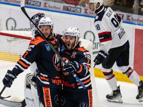 Gólová radosť hráčov HK Dukla Ingema Michalovce počas 2. kola Tipos extraligy HC Slovan Bratislava - HK Dukla Ingema Michalovce.