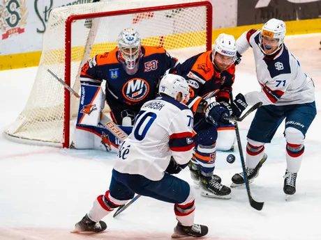 Zľava brankár Julian Henri Miquel Junca (HK Dukla Ingema Michalovce), Adam Lukošik (HC Slovan Bratislava), Martin Bodák (HK Dukla Ingema Michalovce) a Tomáš Dudáš (HC Slovan Bratislava) počas 2. kola Tipos extraligy HC Slovan Bratislava - HK Dukla Ingema Michalovce.