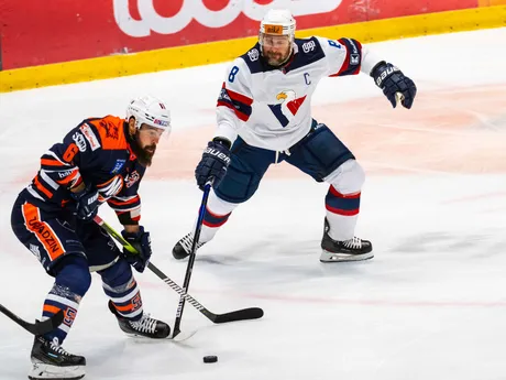 Zľava Kaspars Daugavinš (HK Dukla Ingema Michalovce) a Michal Sersen (HC Slovan Bratislava) počas 2. kola Tipos extraligy HC Slovan Bratislava - HK Dukla Ingema Michalovce.