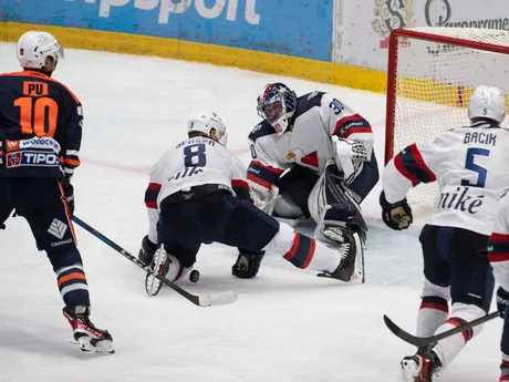 Zľava Clifford Yu-Chong Pu (Michalovce), Michal Sersen, brankár Denis Godla, Patrik Bačik a Adam Lukošík (všetci Slovan) počas 2. kola Tipos extraligy HC Slovan Bratislava - HK Dukla Ingema Michalovce.