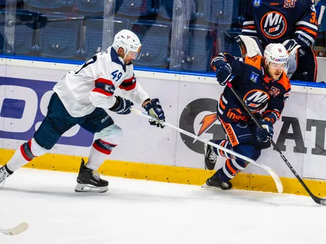 Zľava Samuel Takáč (HC Slovan Bratislava) a Renars Krastenbergs (HK Dukla Ingema Michalovce) počas 2. kola Tipos extraligy HC Slovan Bratislava - HK Dukla Ingema Michalovce.