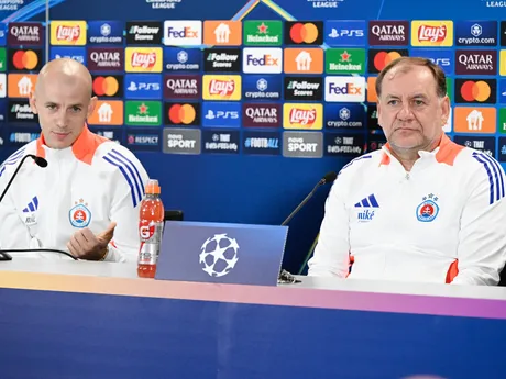 Na snímke sprava tréner ŠK Slovan Bratislava Vladimír Weiss a hráč a jeho syn Vladimír Weiss ml. počas tlačovej konferencie pred zápasom Ligy majstrov vo futbale ŠK Slovan Bratislava - Manchester City.