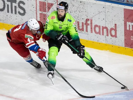 Peter Galamboš (Žilina) a Martin Réway (Liptovský Mikuláš) v zápase 1. kola hokejovej Tipos extraligy Vlci Žilina - HK 32 Liptovský Mikuláš.