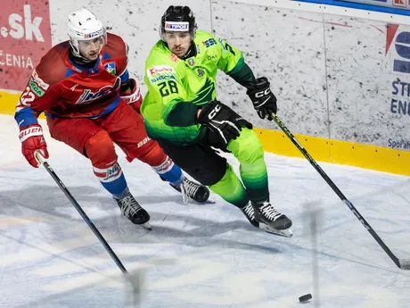 Sebastián Šmída (Žilina) a Marek Vankúš (Liptovský Mikuláš) v zápase 1. kola hokejovej Tipos extraligy Vlci Žilina - HK 32 Liptovský Mikuláš.