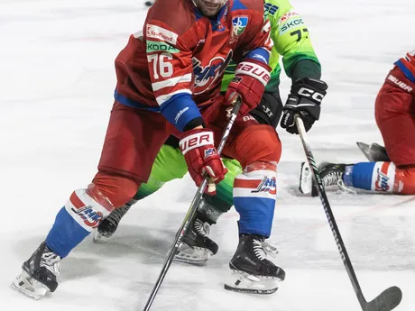 Jarid Lukosevicius (Žilina) a Frederik Fekiač (Liptovský Mikuláš) v zápase 1. kola hokejovej Tipos extraligy Vlci Žilina - HK 32 Liptovský Mikuláš.