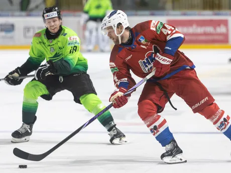 Zľava Nicholas Jones (Žilina) a Erik Mikael Ullman (Liptovský Mikuláš) v zápase 1. kola hokejovej Tipos extraligy Vlci Žilina - HK 32 Liptovský Mikuláš.