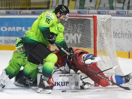 Zľava brankár Connor LaCouvée (Žilina), Brenden Miller (Žilina) a Marly Quince (Liptovský Mikuláš) v zápase 1. kola hokejovej Tipos extraligy Vlci Žilina - HK 32 Liptovský Mikuláš.