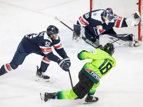 Nicholas Jones (vpravo) strieľa prvý gól v zápase 5. kola hokejovej Tipos extraligy Vlci Žilina - HC Slovan Bratislava.