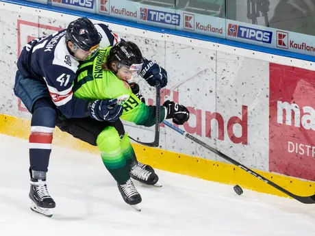 Sprava Miguel Tourigny (Žilina) a Ladislav Romančík (Bratislava) v súboji o puk v zápase 5. kola hokejovej Tipos extraligy Vlci Žilina - HC Slovan Bratislava.