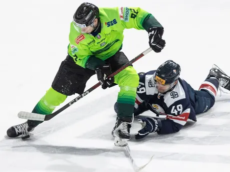 Zľava Jakub Kolenič (Žilina) a Samuel Takáč (Bratislava) v súboji o puk v zápase 5. kola hokejovej Tipos extraligy Vlci Žilina - HC Slovan Bratislava.