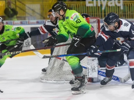 Zľava Bruno Mráz (Žilina) a Wade Daniel Murphy (Bratislava) v súboji o puk v zápase 5. kola hokejovej Tipos extraligy Vlci Žilina - HC Slovan Bratislava.