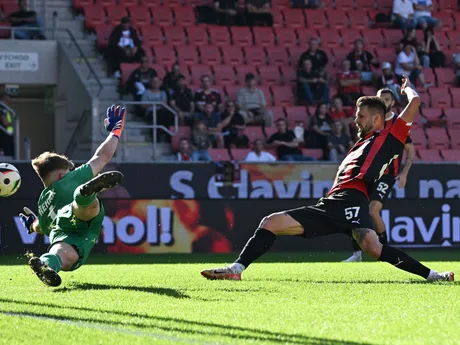 Michal Ďuriš strieľa gól Ivanovi Rehákovi počas zápasu 8. kola Niké ligy medzi FC Spartak Trnava a MFK Dukla Banská Bystrica.