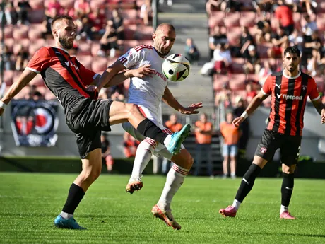 Miloš Kratochvíl a Marek Hlinka počas zápasu 8. kola Niké ligy medzi FC Spartak Trnava a MFK Dukla Banská Bystrica.