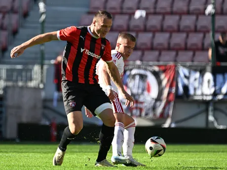 Lukáš Štetina a Martin Rymarenko počas zápasu 8. kola Niké ligy medzi FC Spartak Trnava a MFK Dukla Banská Bystrica.