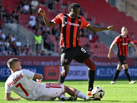 Kelvin Ofori a Jakub Považanec počas zápasu 8. kola Niké ligy medzi FC Spartak Trnava a MFK Dukla Banská Bystrica.