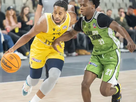 Isaiah Cousins (Inter) a Nigel Deandre Allyn Scantlebury (Slávia) v zápase 3. kola Tipos SBL.