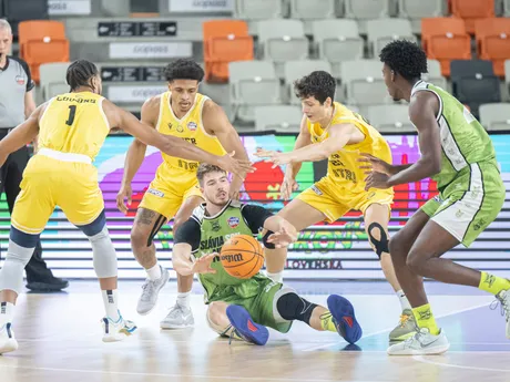 Isaiah Cousins, Justin McCall, Martin Minarovjech (všetci Inter), Bryce Osikhena Okpoh a dole Jakov Jacovič (obaja Slávia) v zápase 3. kola Tipos SBL.