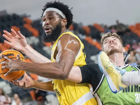 Rodney Gunn (Inter) a vpravo Jakov Jacovič (Slávia) v zápase 3. kola Tipos SBL.