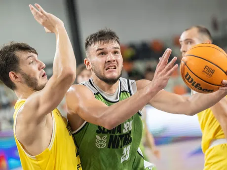 Samuel Volárik (Inter) a Ľubomír Urban (Slávia) v zápase 3. kola Tipos SBL.