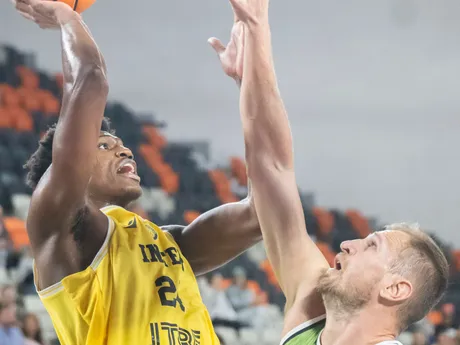 Thomas Bryant (Inter) a vpravo Jozef Vojtek (Slávia) v zápase 3. kola Tipos SBL.