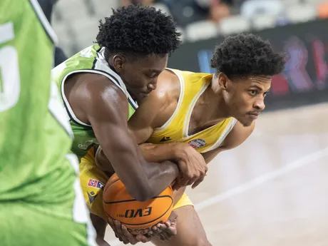 Thomas Bryant (Inter) a Bryce Osikhena Okpoh (Slávia) v zápase 3. kola Tipos SBL.