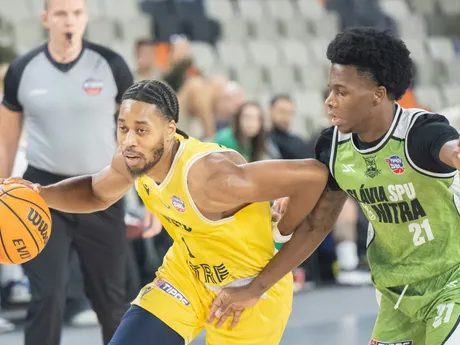 Isaiah Cousins (Inter) a vpravo Nigel Deandre Allyn Scantlebury (Slávia) v zápase 3. kola Tipos SBL.