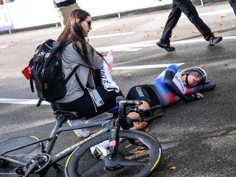 Viktória Chladoňová v cieli časovky junioriek na MS v cyklistike 2024.